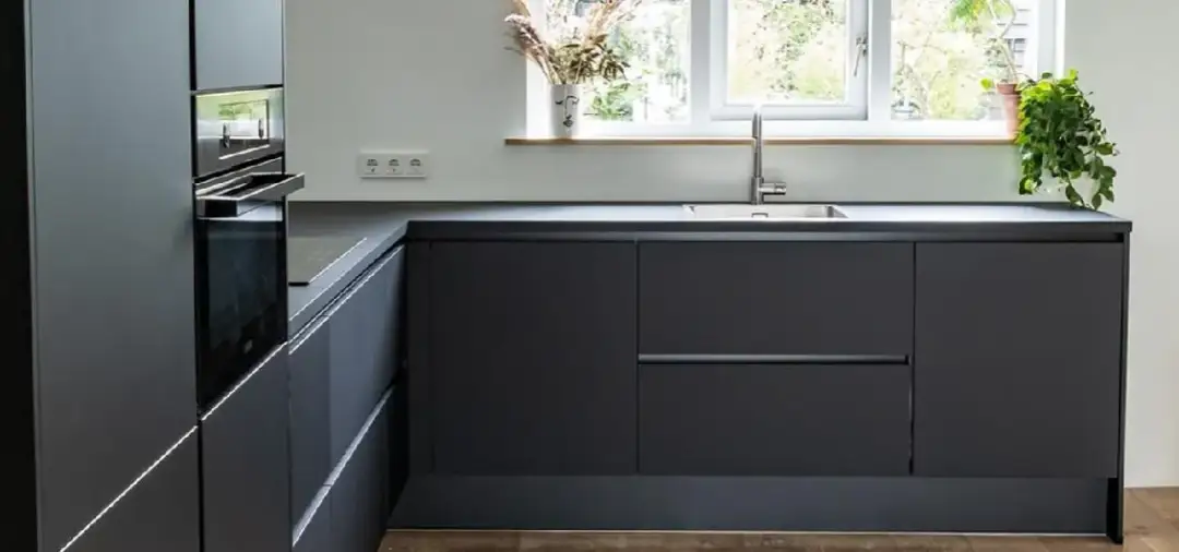 Jaki blat do biało szarej kuchni - najlepsze kolory i inspiracje