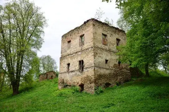 Ruiny zamku w Dąbrówce – historia, zwiedzanie i tajemnice zapomnianego zabytku