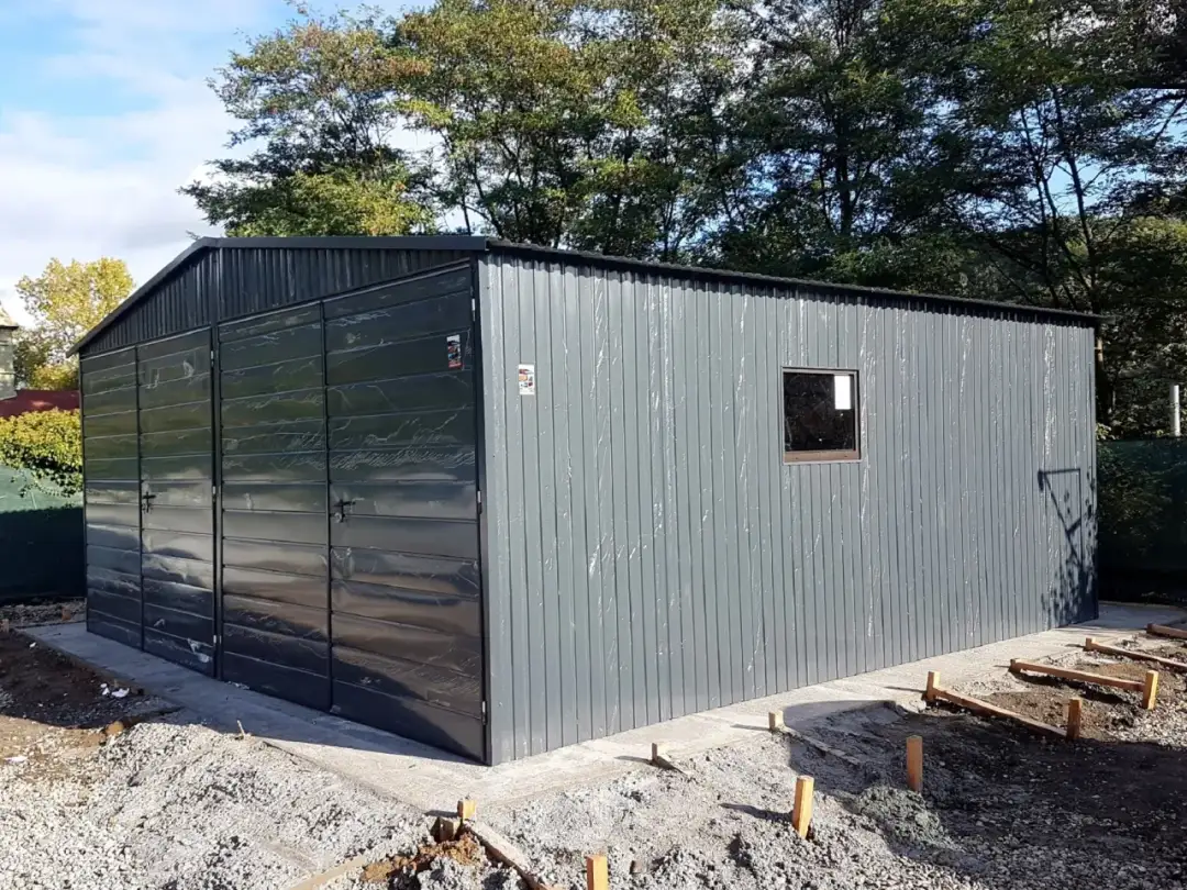 Czy garaż blaszany trzeba zgłaszać? Poznaj wymogi prawne i uniknij problemów