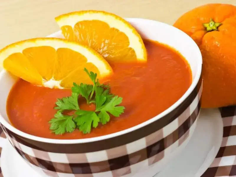 Jak zrobić zupę owocową: Przepis na pyszny chłodnik na lato