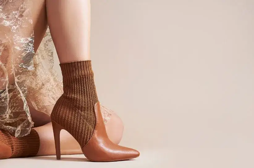 Stylizacje z botkami camel – odkryj modne połączenia na jesień