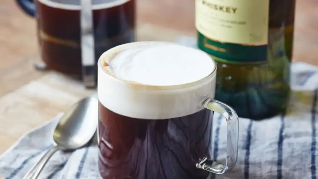 Jak przygotować idealny irish coffee drink - historia i wariacje