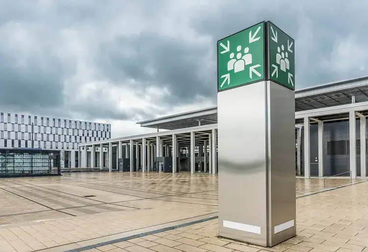 Oświetlenie ewakuacyjne - gdzie jest wymagane i dlaczego to ważne