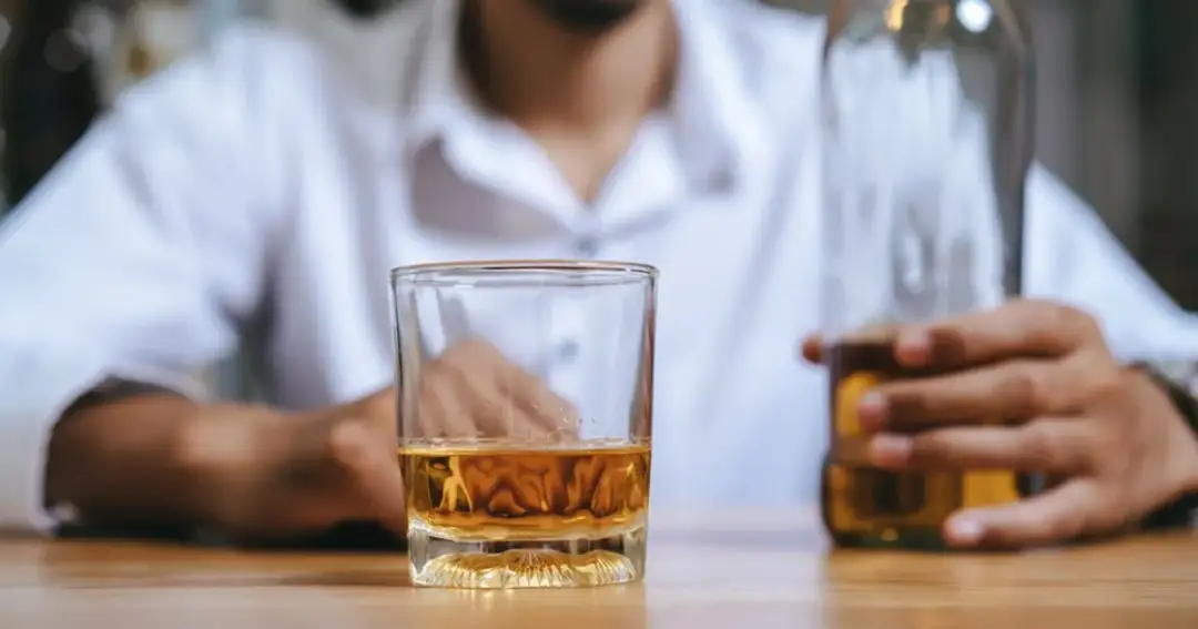 Czy alkohol pomaga w przeziębieniu? Odkryj prawdę o jego skutkach