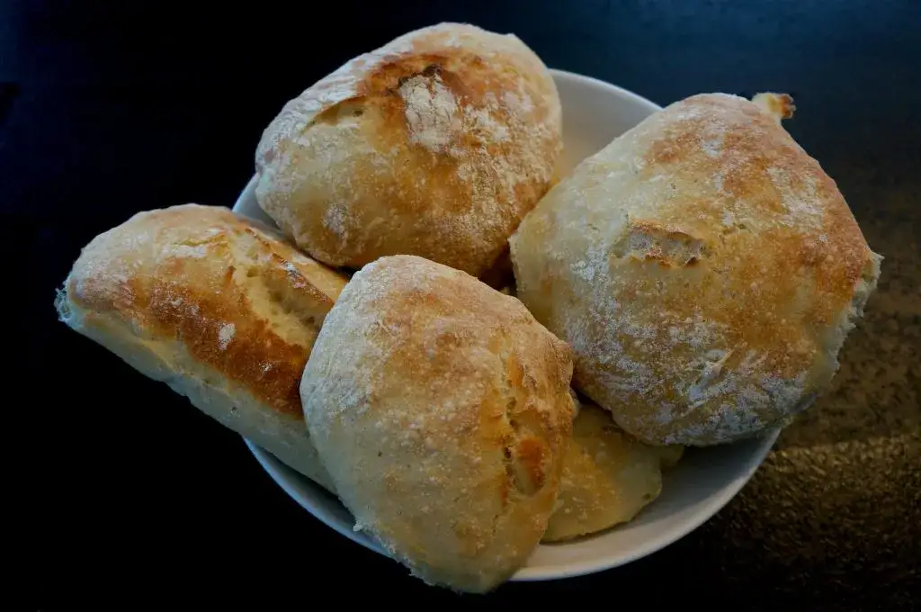 Przepis na zdrowe bułki – domowe pieczywo bez chemii i prosto z piekarnika