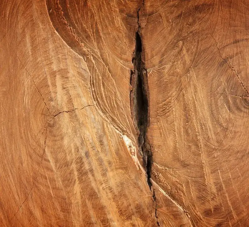 Czym wypełnić szczeliny w schodach drewnianych – skuteczne metody i materiały