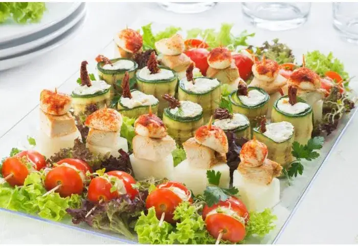 Ile jedzenia na 20 osób? Kompletny poradnik planowania menu