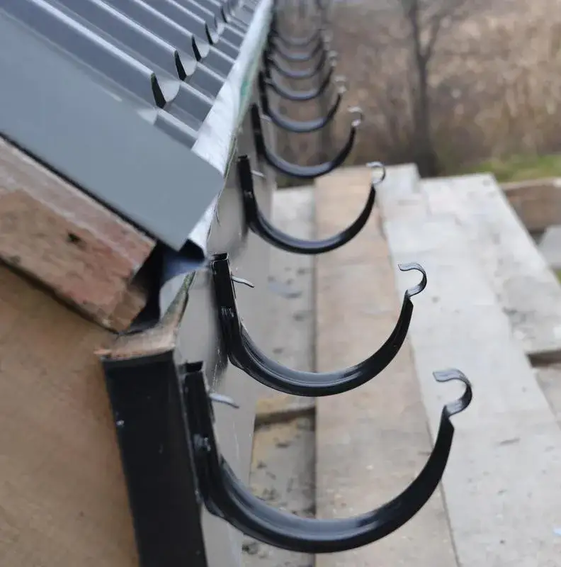 Co ile haki do rynny? Prawidłowy montaż i rozstaw haków