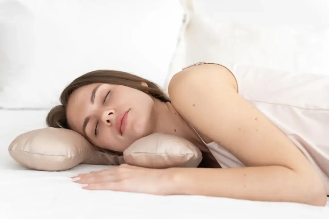 Jak układać głowę na poduszce ortopedycznej, aby uniknąć bólu karku