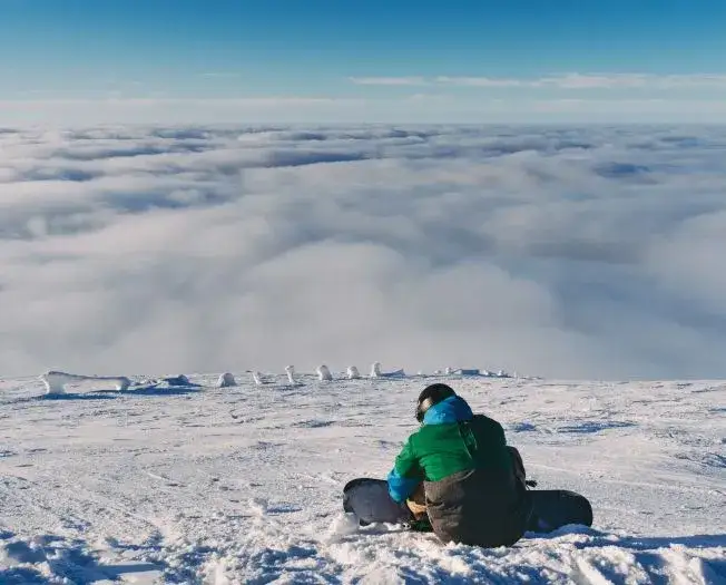 Gdzie na narty w grudniu? Odkryj najlepsze stacje narciarskie w Polsce i za granicą
