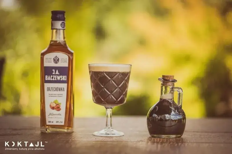 Najlepsze drinki z orzechówką, które zaskoczą Twoich gości