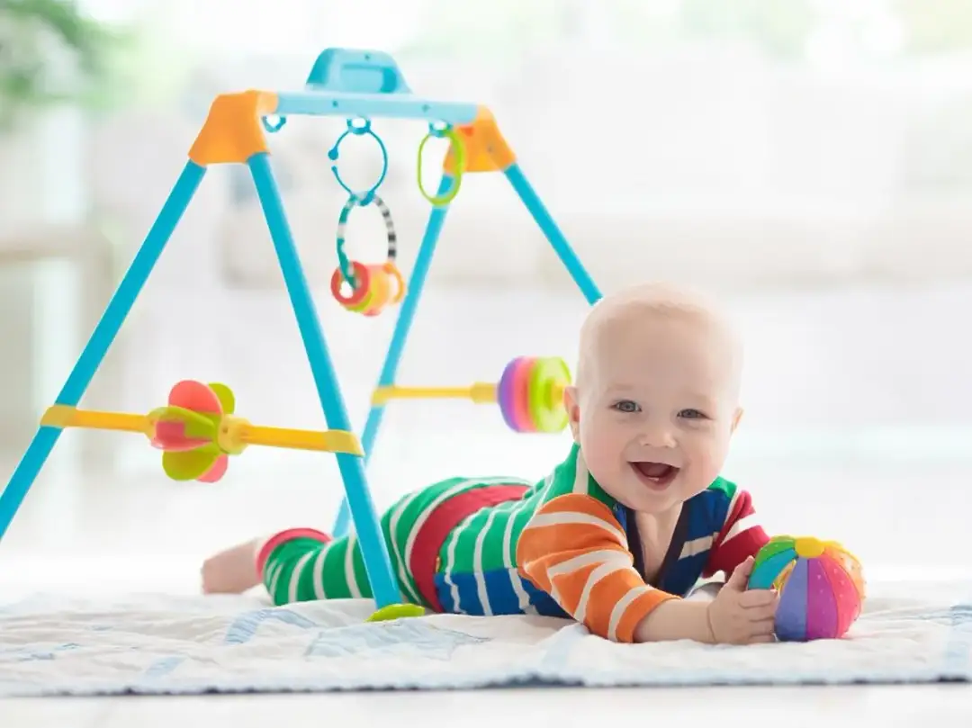 Bezpieczna mata dla niemowlaka: Jak wybrać idealną do zabawy i snu