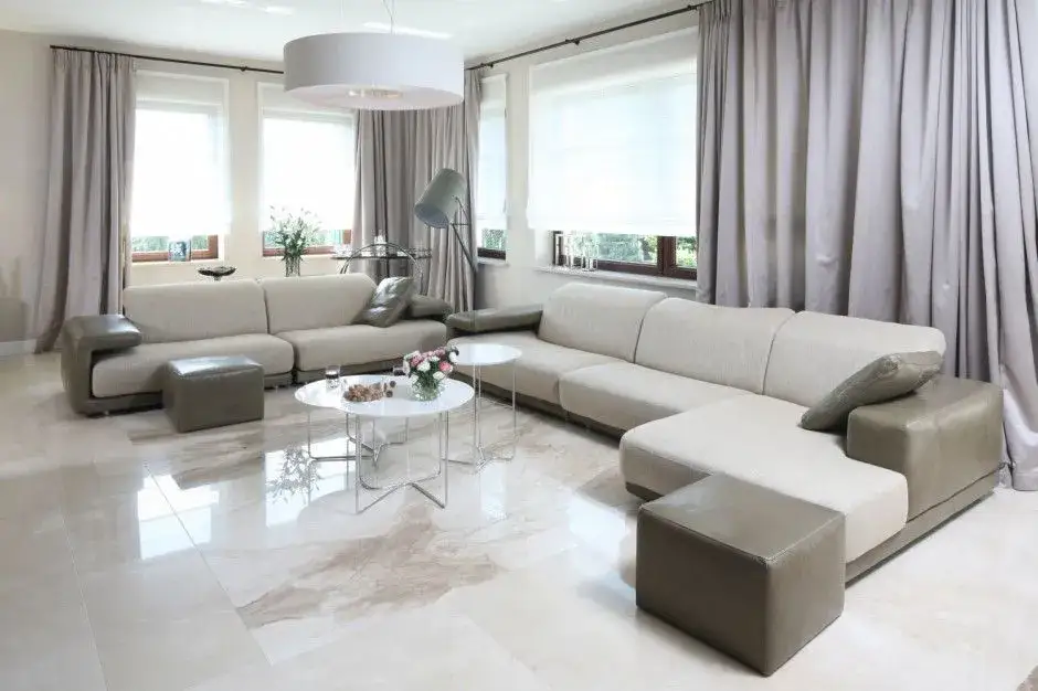 Jakie rozwiązania na duże okno w salonie zapewnią styl i komfort