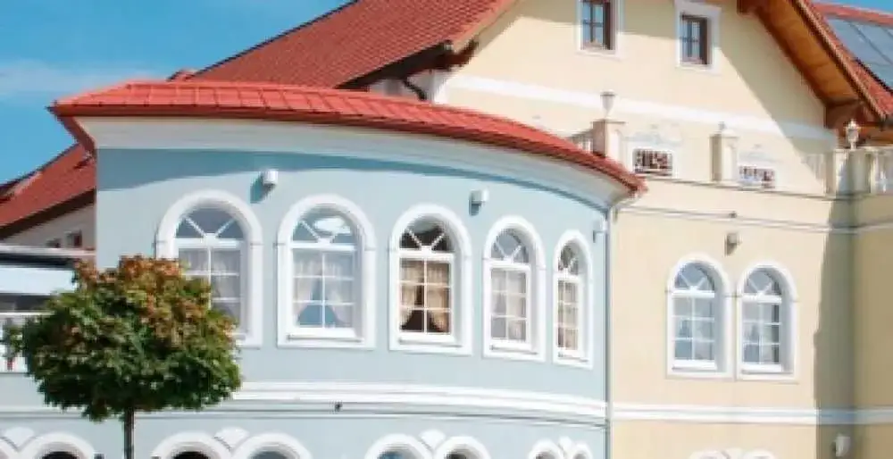 Jakie okna do czerwonego dachu wybrać, aby uniknąć błędów aranżacyjnych?