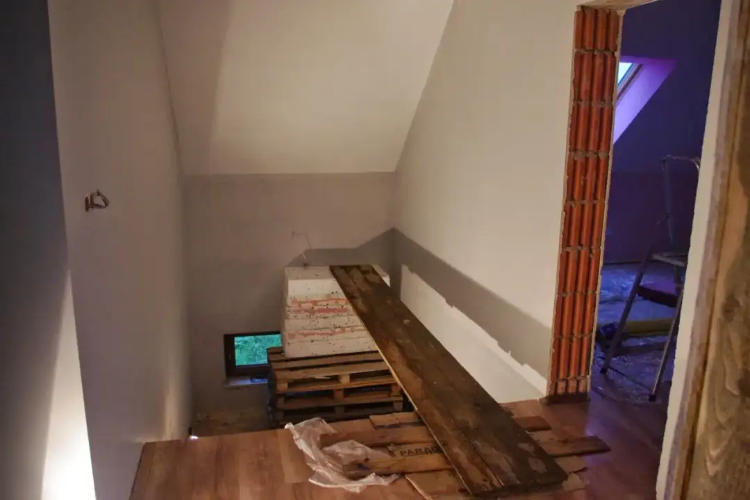 Skuteczne malowanie klatki schodowej bez rusztowania - poradnik praktyka