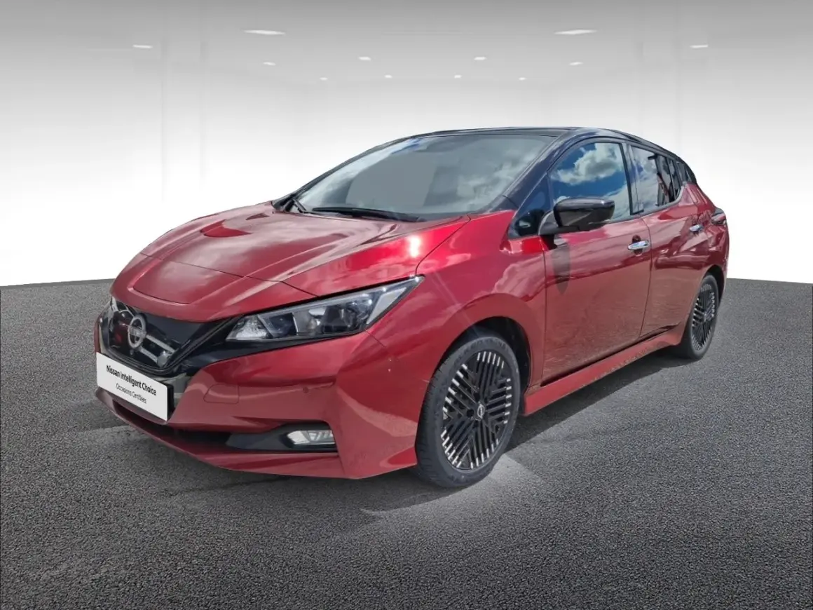 Nissan Leaf rouge, 40 kWh, prête pour l'aventure. Son autonomie vous emmène loin, en toute sérénité.