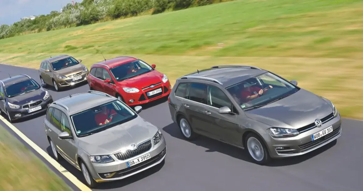 Pięć samochodów w wersji kombi i hatchback jedzie po torze.
