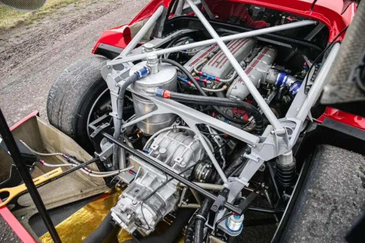 Potężny silnik Ferrari F40, z widocznymi turbosprężarkami i skomplikowaną instalacją paliwową, gotowy do wyzwolenia mocy.