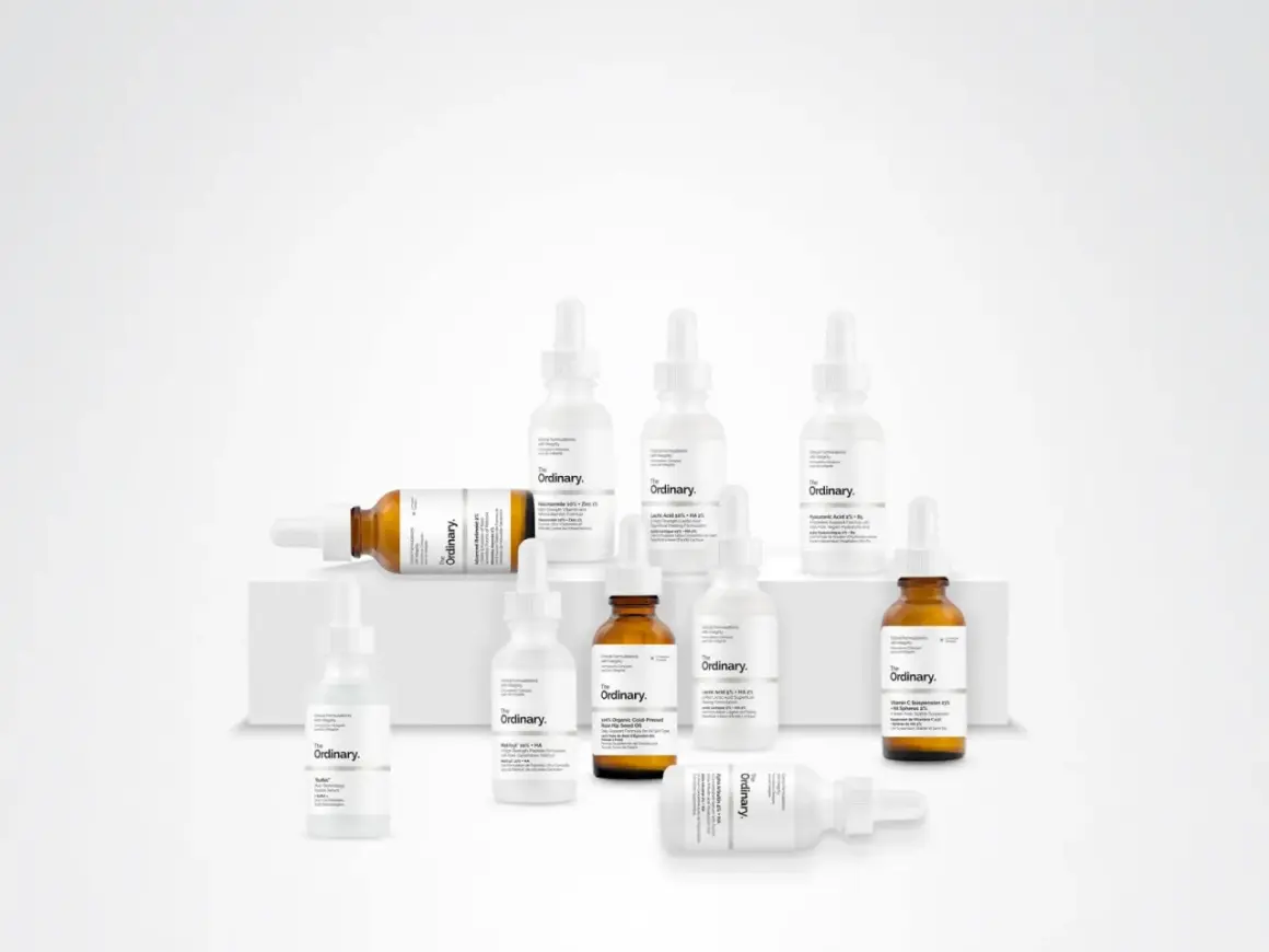 Kolekcja produktów The Ordinary, w tym kwas hialuronowy, niacynamid i retinol.