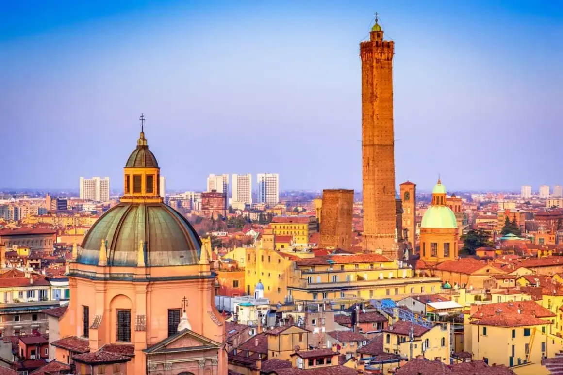 Bologna, Italien, med sina ikoniska torn och kupoler, badar i solljus. En vy över den historiska stadskärnan.