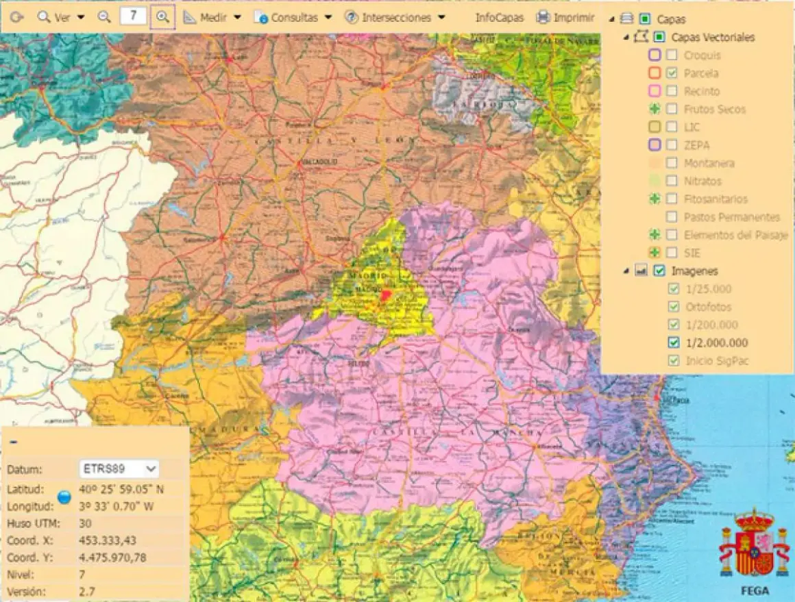 Mapa digital de España con capas de información. Para saber si un camino es público, se consultan las capas vectoriales y de imágenes.