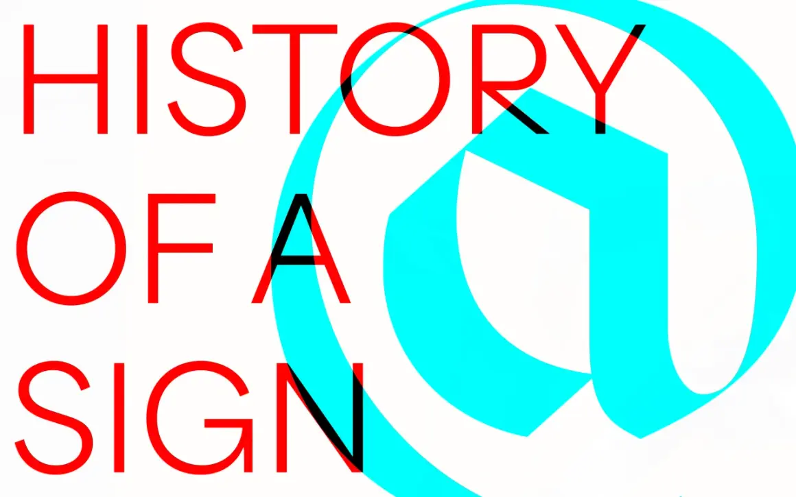 Czerwony napis "HISTORY OF A SIGN" na tle niebieskiego symbolu @.