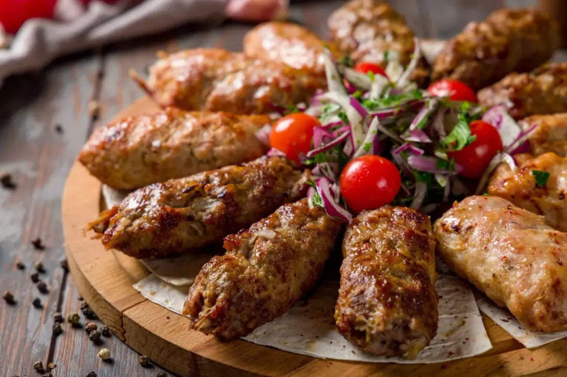 Kebab ormiański na drewnianej desce, podany z sałatką z pomidorków i cebuli.