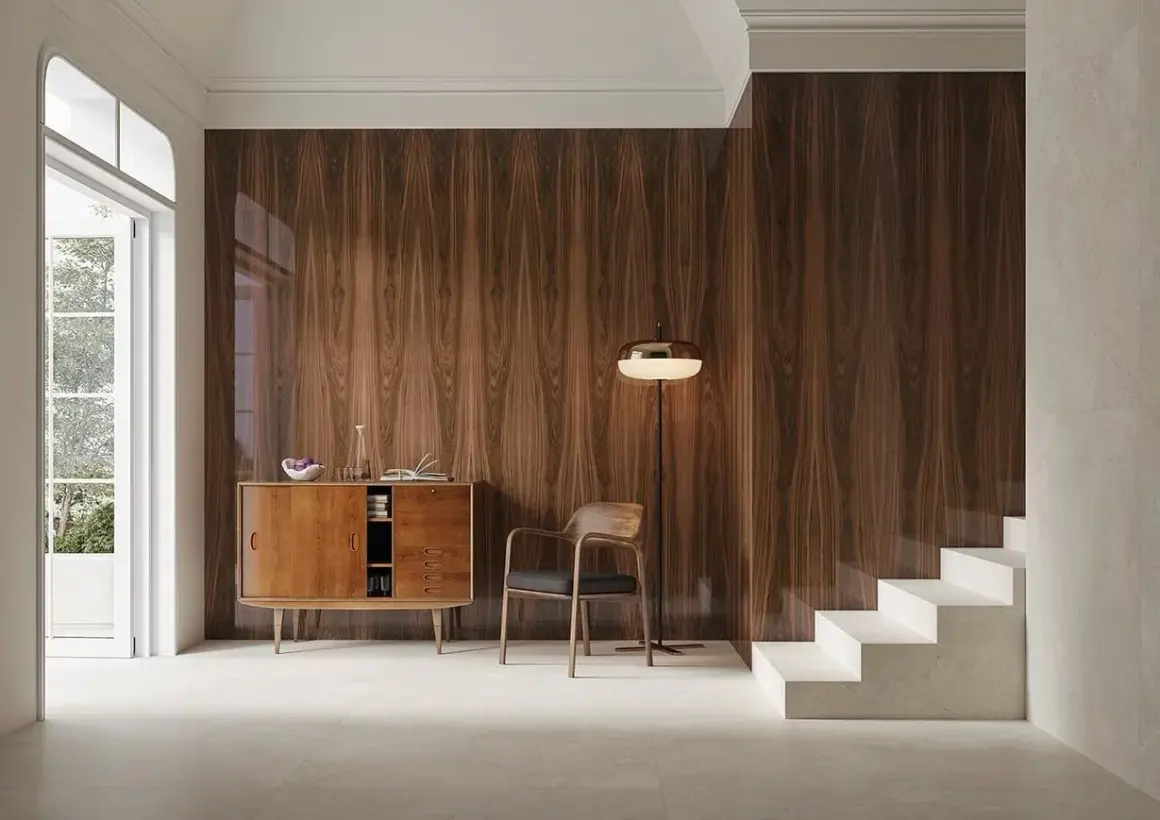 Elegancki salon retro nowoczesny z drewnianą boazerią, stylową komodą i fotelem.