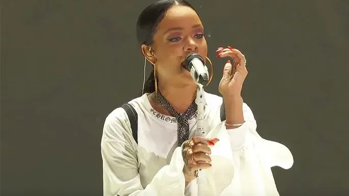 Gdzie znaleźć partyturę do blue rihanna? Odkryj, co możesz zagrać