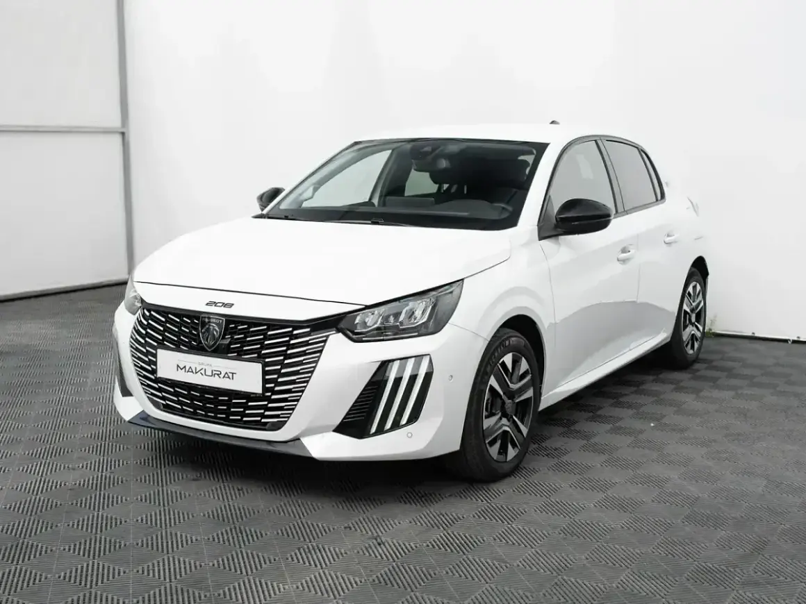 Biały Peugeot e-208 z czarnymi detalami, elegancki i nowoczesny, gotowy na miejskie wyzwania.