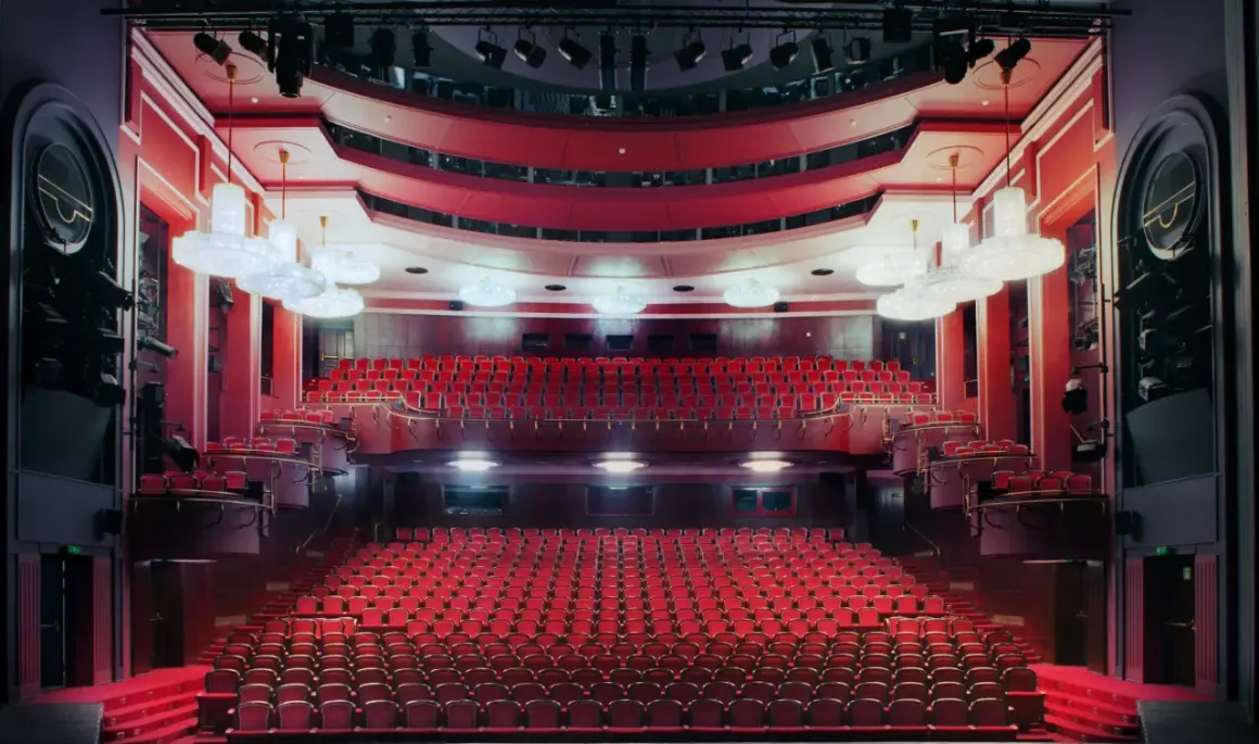 Czerwone fotele teatru w Warszawie czekają na widzów. Co jest grane?