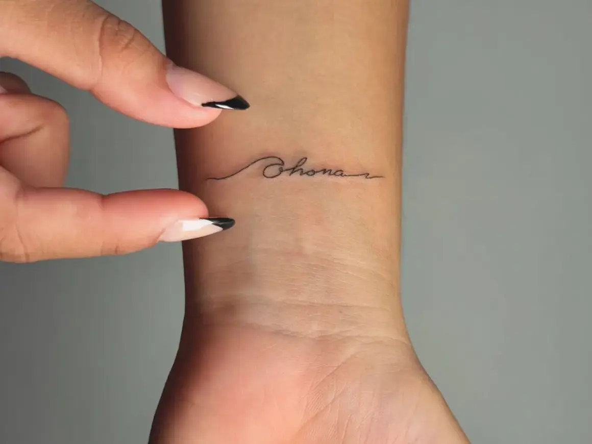 Delikatny tatuaż nutka na nadgarstku. Symbolizuje miłość do muzyki i pasję.