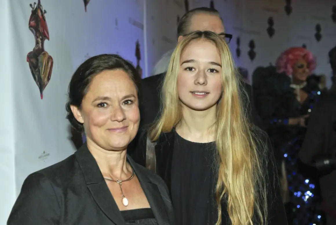 Pernilla August med sitt barn på en tillställning.