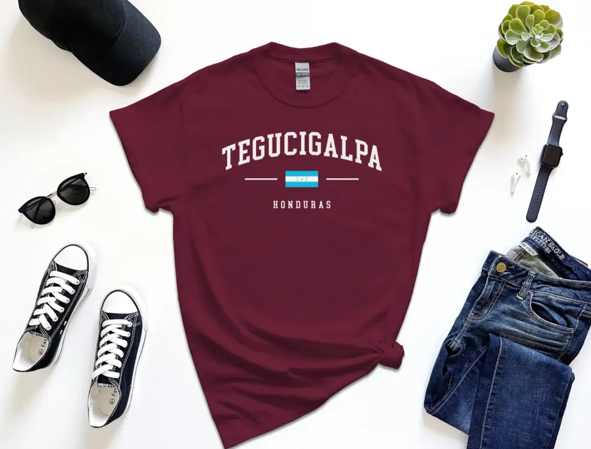 T-shirt z napisem Tegucigalpa, Honduras. Obok czapka, okulary, trampki, jeansy i smartwatch.