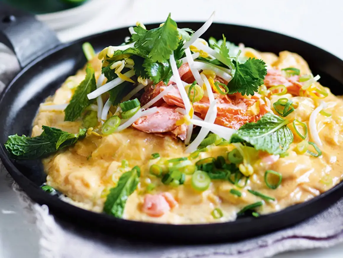 Leckeres Lachs-Omelett mit Sojasprossen und Minze – perfekt für das **Essen bei warmen Wetter**.