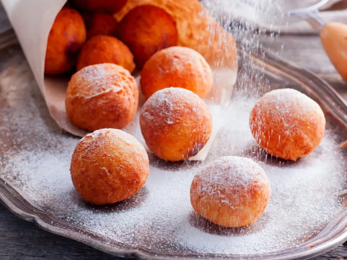 Frisch gebackene Quarkkrapfen werden mit Puderzucker bestäubt. Ein köstliches Quarkkrapfen Rezept zum Nachbacken.