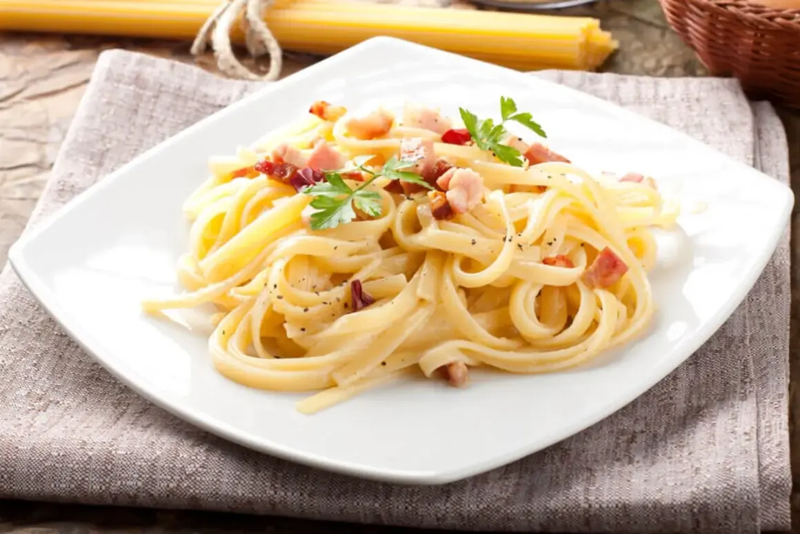 Prawdziwa carbonara bez śmietany, zgodnie z włoską tradycją. Makaron tagliatelle z guanciale, jajkami i parmezanem.