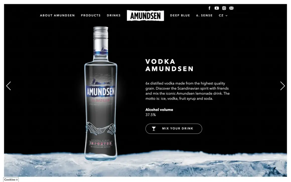Szklana butelka Amundsen vodka na lodzie, z opisem 6x destylowana, idealna do drinków.