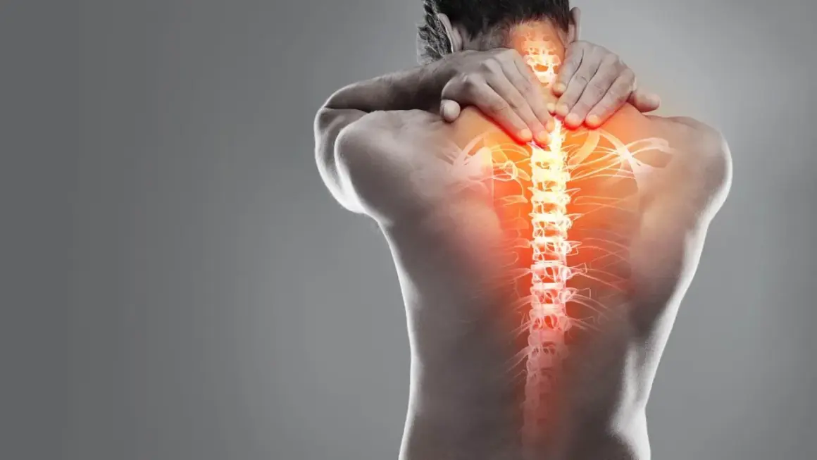 Uomo con mani sul collo e schiena, evidenziata la colonna vertebrale con zone rosse di dolore, indicando una contrattura dorsale.