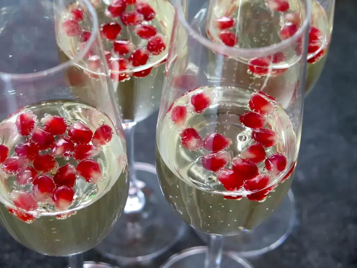 Elegancki drink z szampanem i nasionami granatu, gotowy na toast.