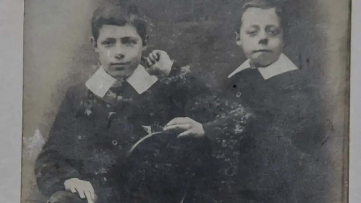Dwaj chłopcy w strojach z epoki, być może młodzi adam mickiewicz dzieci, pozują do portretu.