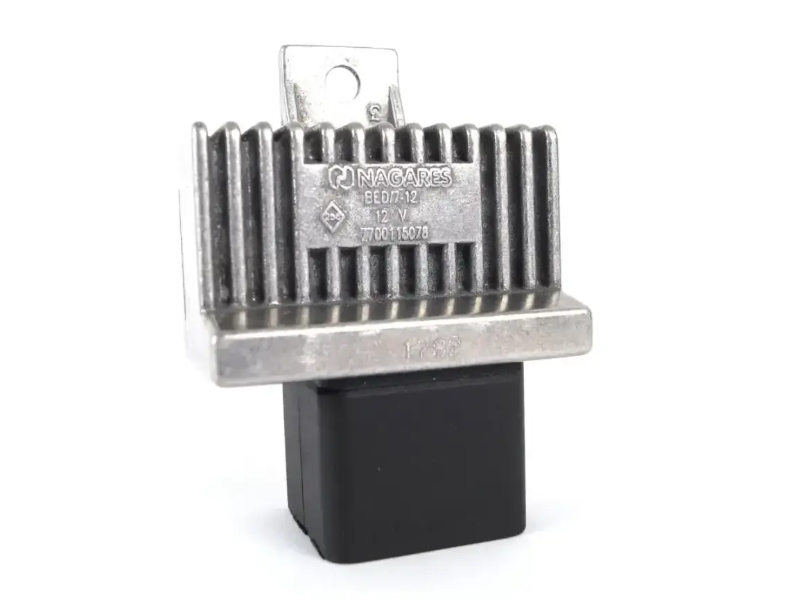 Regulator napięcia NAGARES, 12V. Może być powiązany z błędem DTC P0340 w Renault.