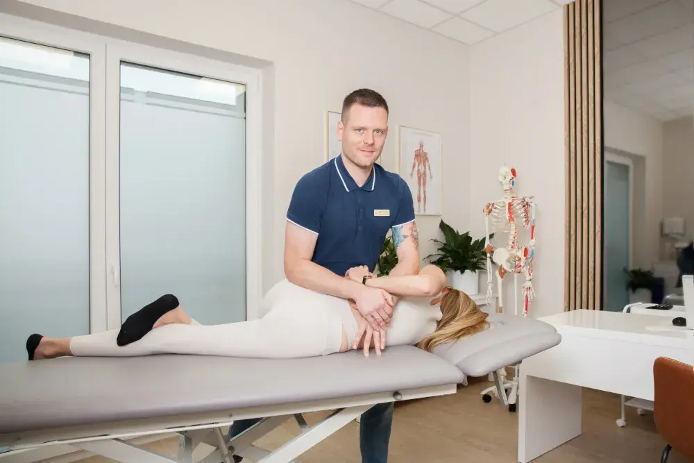 Lekarz rehabilitacji co robi? Poznaj jego kluczowe zadania i terapie