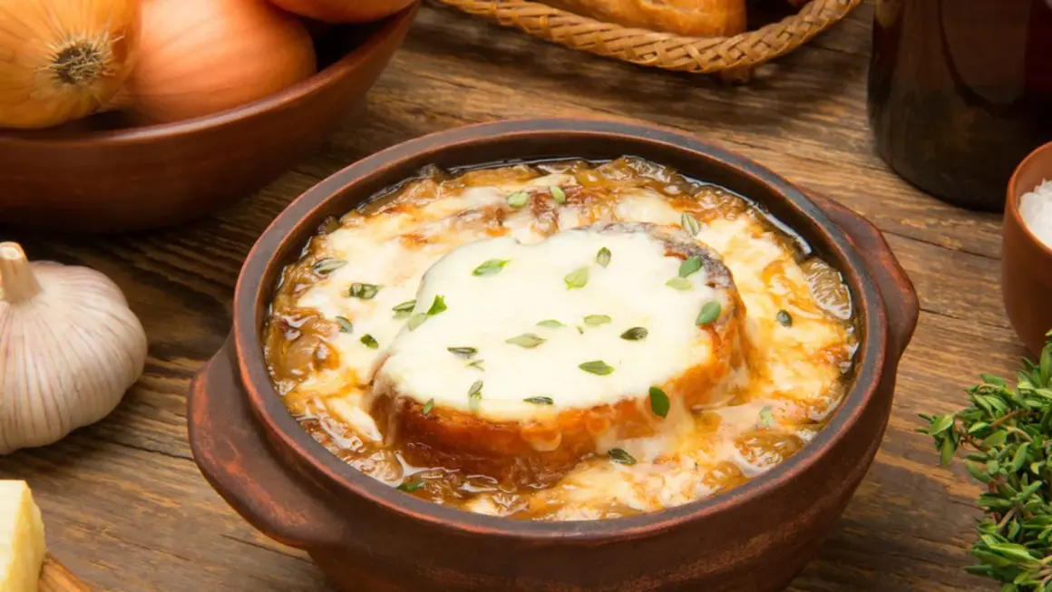 Sopa de cebolla gratinada, con pan y queso fundido, lista para disfrutar. Así se hace la sopa de cebolla.