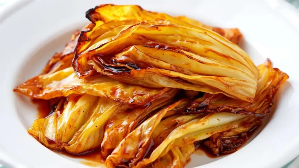 Gerösteter Spitzkohl in einer glänzenden Sauce. Ein köstliches Gericht, das zeigt, wie vielseitig Spitzkohl Rezepte sein können.