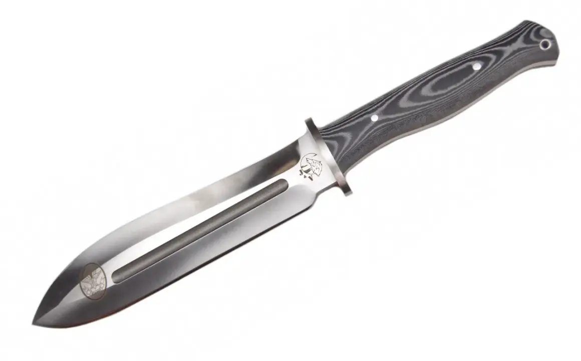 Cuchillo Ezapac con mango de madera veteada y hoja de acero pulido con un hueco central y un emblema.