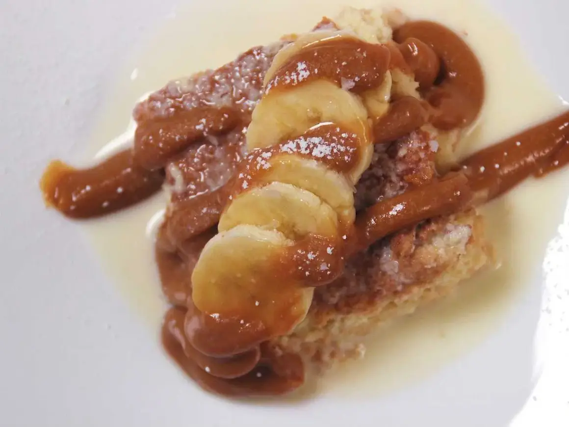 En bit trilece med banan och karamellsås. Ett härligt recept för alla sötsugna!
