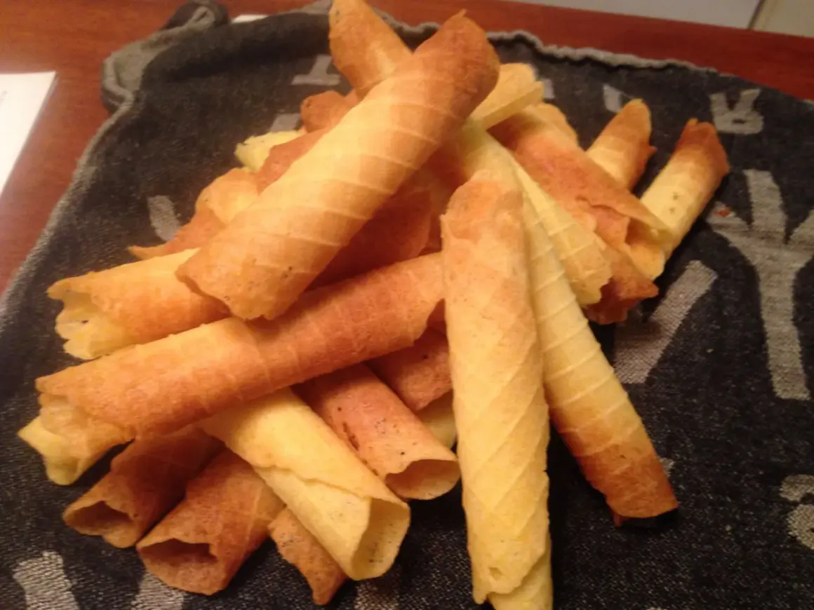 En hög med gyllene rullrån, perfekta för fikat. Ett enkelt rullrån recept ger dessa spröda godsaker.