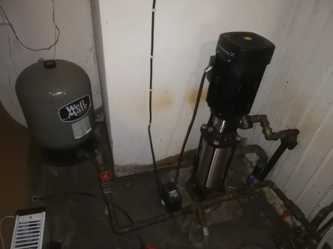 En hydropress med trycktank och pump för att säkerställa jämn vattentillförsel.