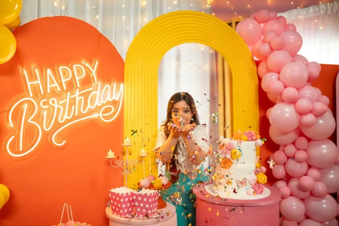 Kolorowe przyjęcie urodzinowe dla 15-latki z neonowym napisem "Happy Birthday", tortem i konfetti. Idealne miejsce, gdzie można zrobić urodziny dla 15 latki.